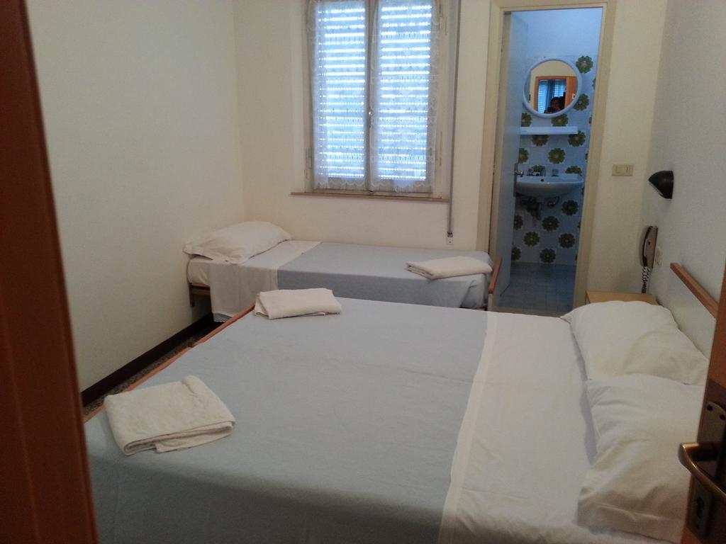 Fiorina Bed&Breakfast - Colazione Fino A Mezzogiorno - Beach Village Gratuito - Aquafan25 Oltremare20 Riccione Værelse billede