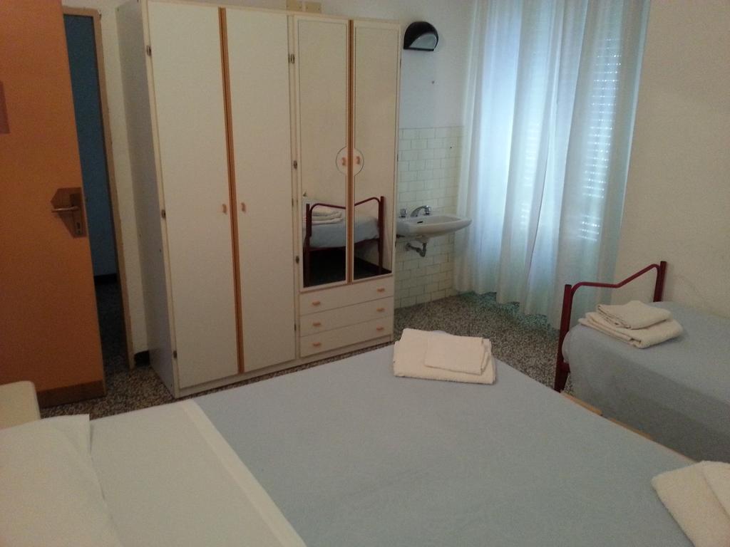 Fiorina Bed&Breakfast - Colazione Fino A Mezzogiorno - Beach Village Gratuito - Aquafan25 Oltremare20 Riccione Værelse billede