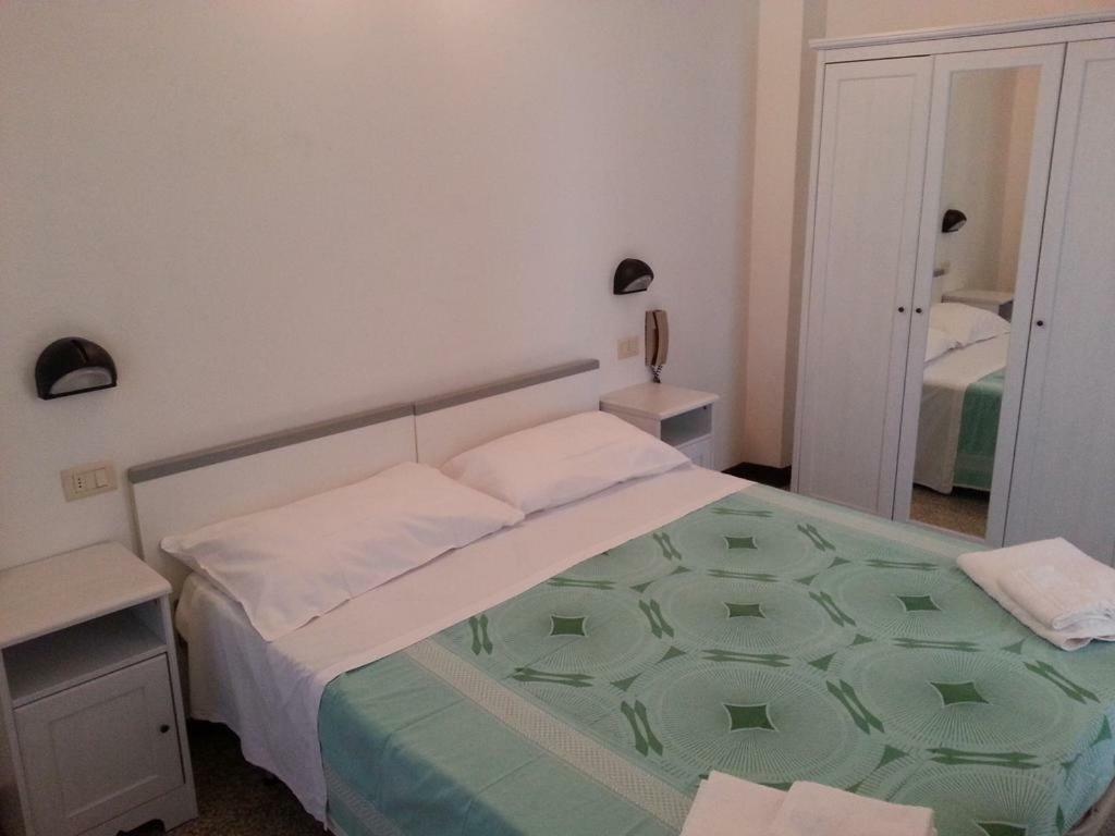 Fiorina Bed&Breakfast - Colazione Fino A Mezzogiorno - Beach Village Gratuito - Aquafan25 Oltremare20 Riccione Eksteriør billede